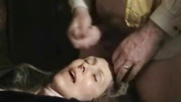 शरारती मेच्यूर हाउसकीपर हो जाता है उसकी हेरी फुल मूवी वीडियो में सेक्सी बंघोल पाला